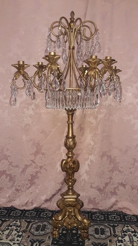 Arranjo com Pé de Resina com 8 velas com Cristais de Gotas Arranjo com Pé de Resina com 8 velas com Cristais de Gotas