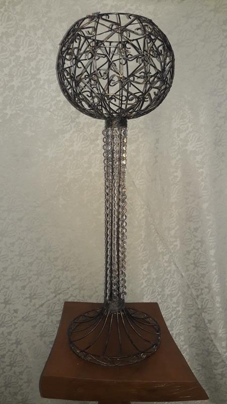 Candelabro de Ferro com Arabesco e Cristais Candelabro de Ferro com Arabesco e Cristais
