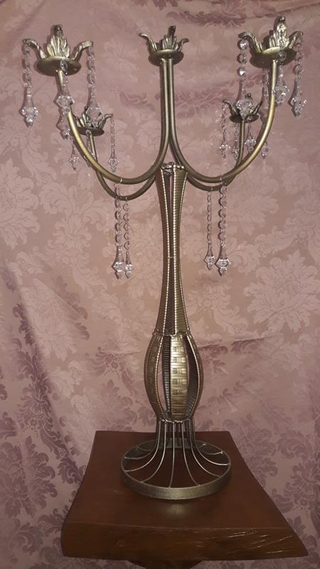 Candelabro de Rattan Dourado com 5 Velas e Cristais Candelabro de Rattan Dourado com 5 Velas e Cristais