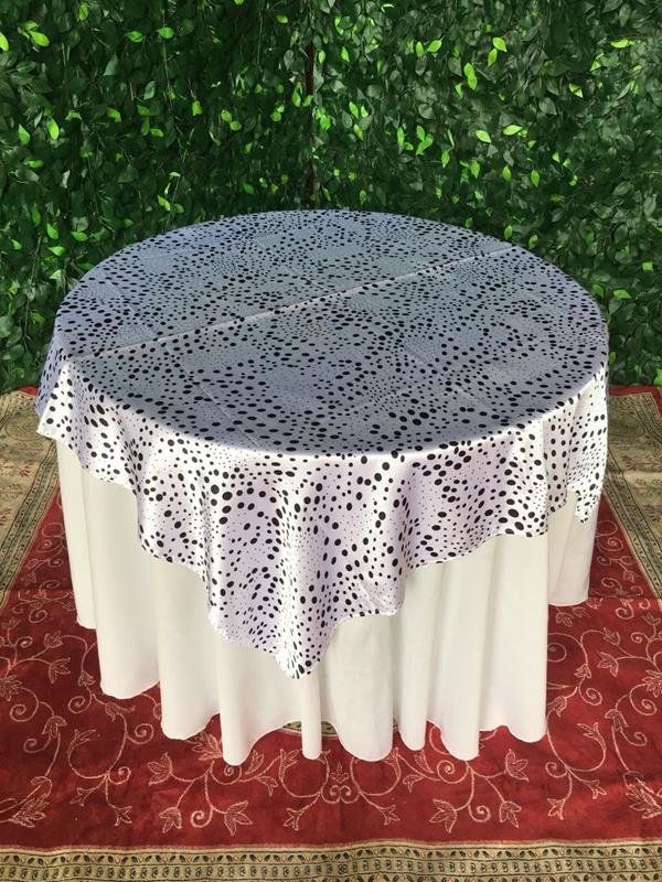 Cobre Mancha de Cetim Branco com Bolinhas Pretas Cobre Mancha de Cetim Branco com Bolinhas Pretas