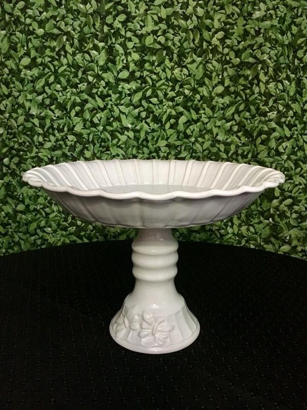 Prato de Porcelana Grande com Pé Alto e Borda Funda Prato de Porcelana Grande com Pé Alto e Borda Funda