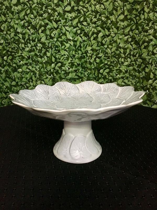 Prato de Porcelana Grande com Pé Envelhecido Prato de Porcelana Grande com Pé Envelhecido