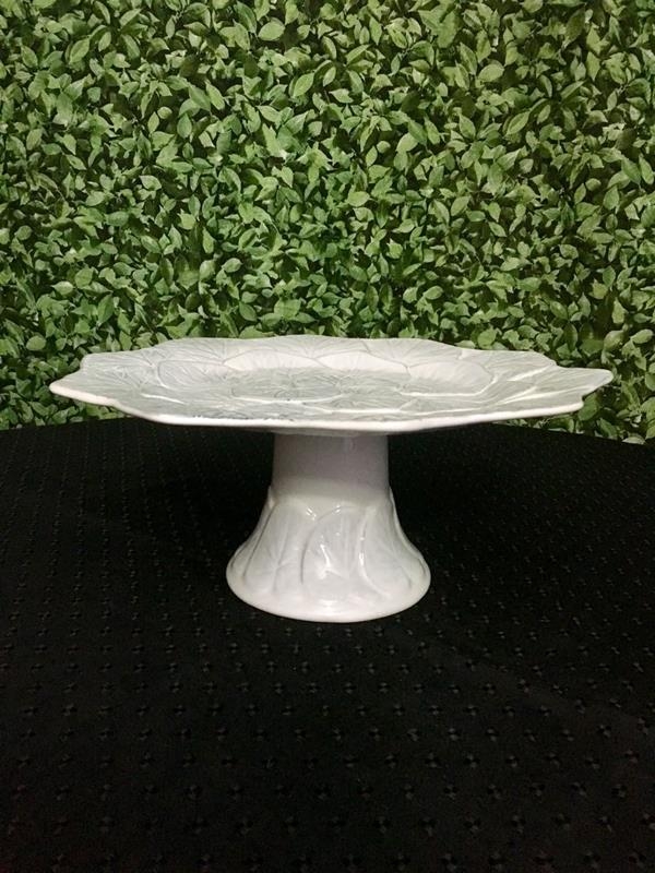 Prato de Porcelana Médio com Pé Envelhecido Prato de Porcelana Médio com Pé Envelhecido