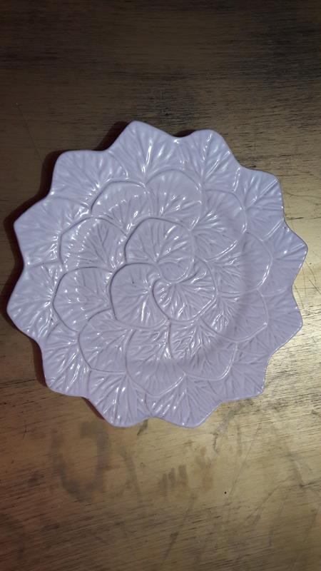 Prato de Porcelana com Desenhos de Folhas Prato de Porcelana com Desenhos de Folhas