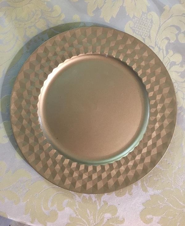 Sousplat Redondo Dourado com Detalhes Sousplat Redondo Dourado com Detalhes