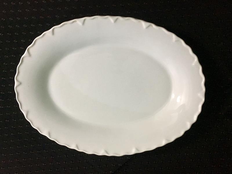 Travessa Média de Porcelana Rasa com Detalhes Travessa Média de Porcelana Rasa com Detalhes