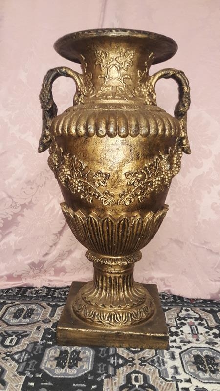 Vaso Dourado Grande de Fibra com Detalhes e Alças Vaso Dourado Grande de Fibra com Detalhes e Alças